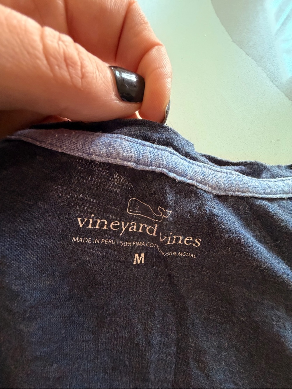 Vineyard Vines Women’s Washed V-Neck T-Shirt – Medium – Dark Navy Blue - Picture 2 of 2